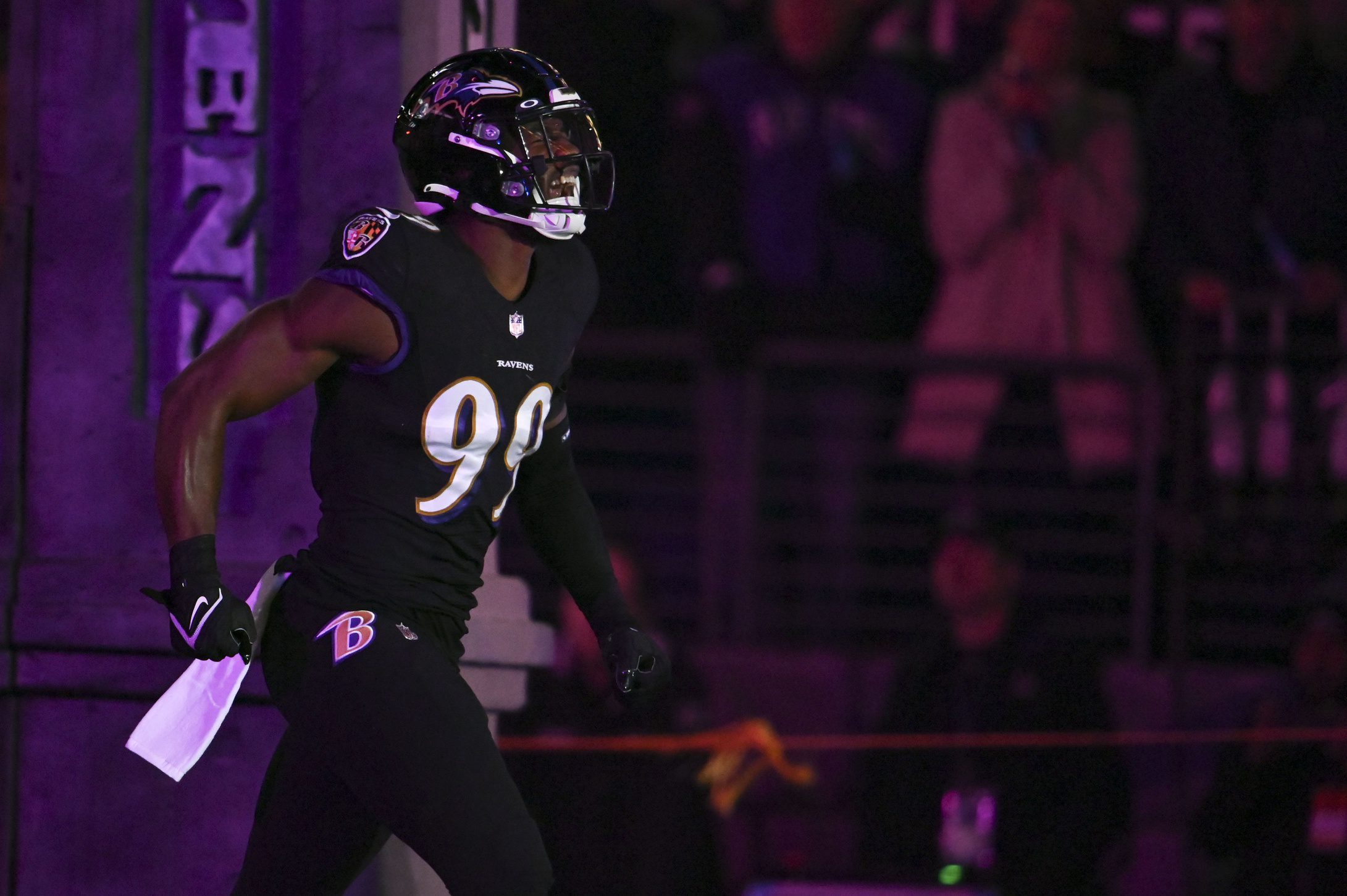 Odafe Oweh, Baltimore Ravens walking in to the field